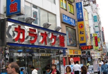 カラオケ店でギターを弾く