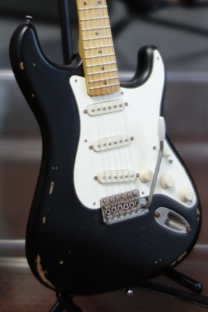 Miniature_guitar4