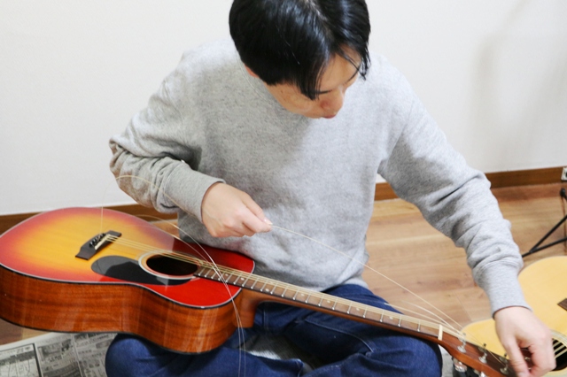 ギター弦の交換作業
