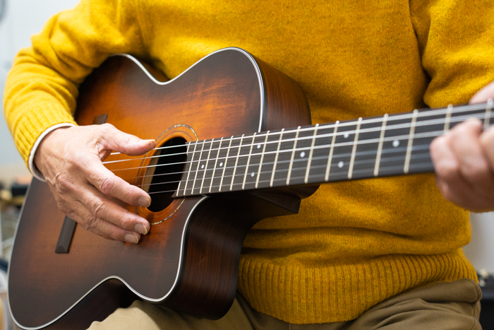 60代の生徒さんがナイロン弦ギターを弾く