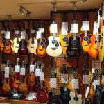 楽器店のアコースティックギター