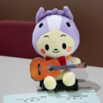 ギターを持った「ちりゅっぴ」知立市公式キャラクター
