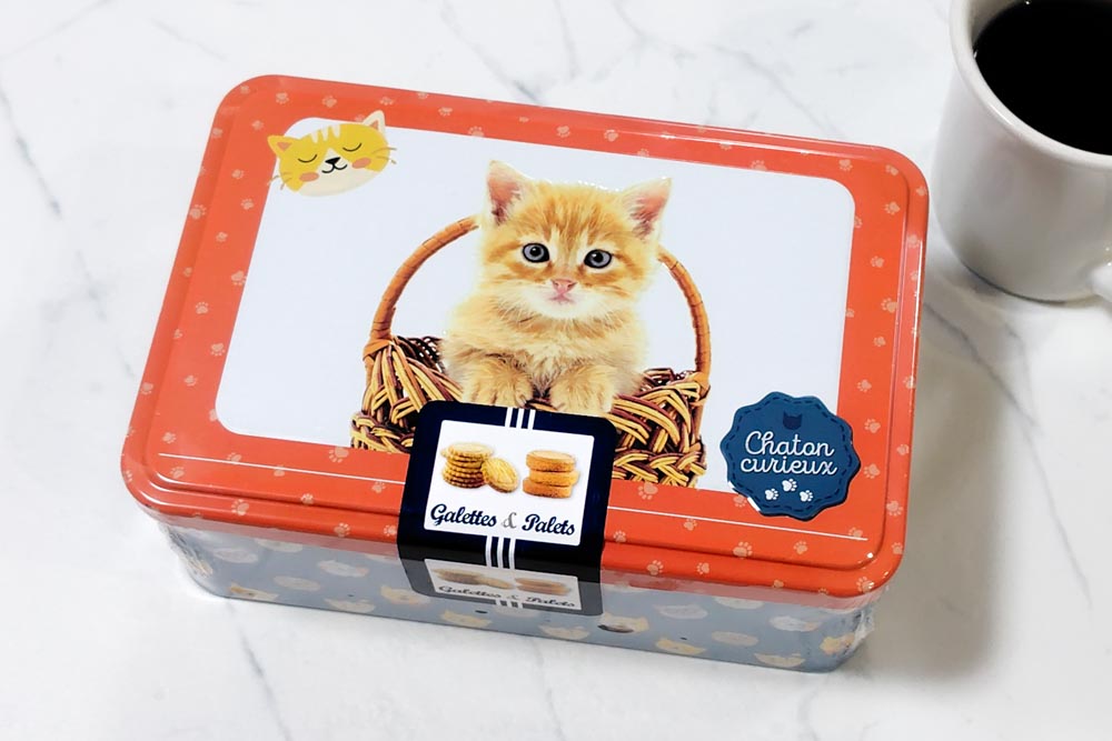 猫の缶入りビスケット