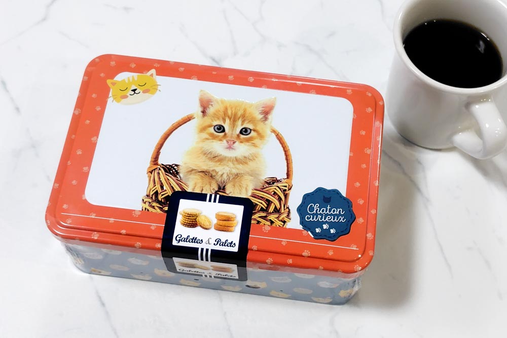 猫の缶入りビスケット