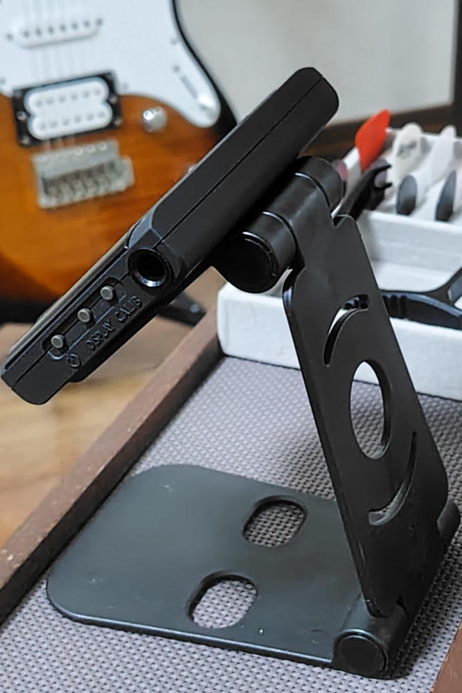 100均グッズをギターチューナーのスタンドに