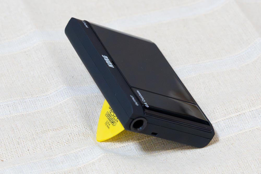 KORG GA Customをピックで支える