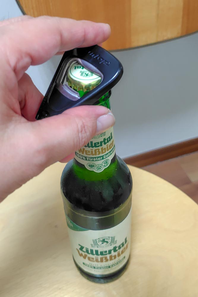 ギターのピンプラーでビールの栓を開ける