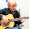 ソロギターを弾く70代の生徒さん