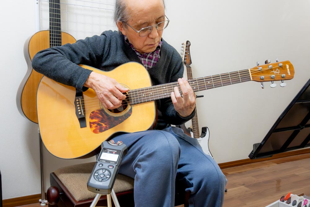 ギターを弾く70代の生徒さん