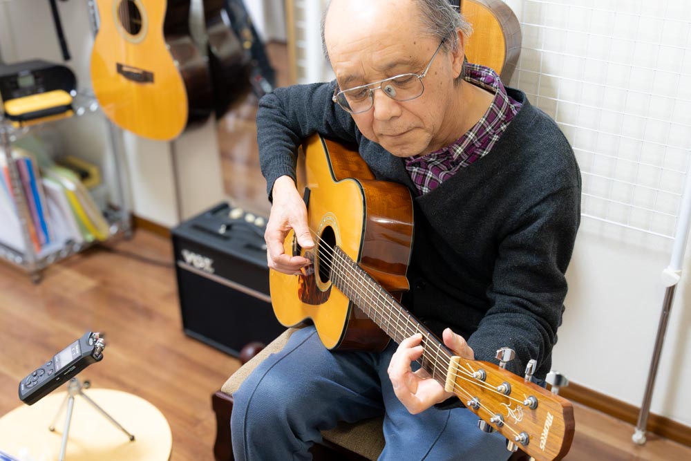 ギターを弾く70代の生徒さん