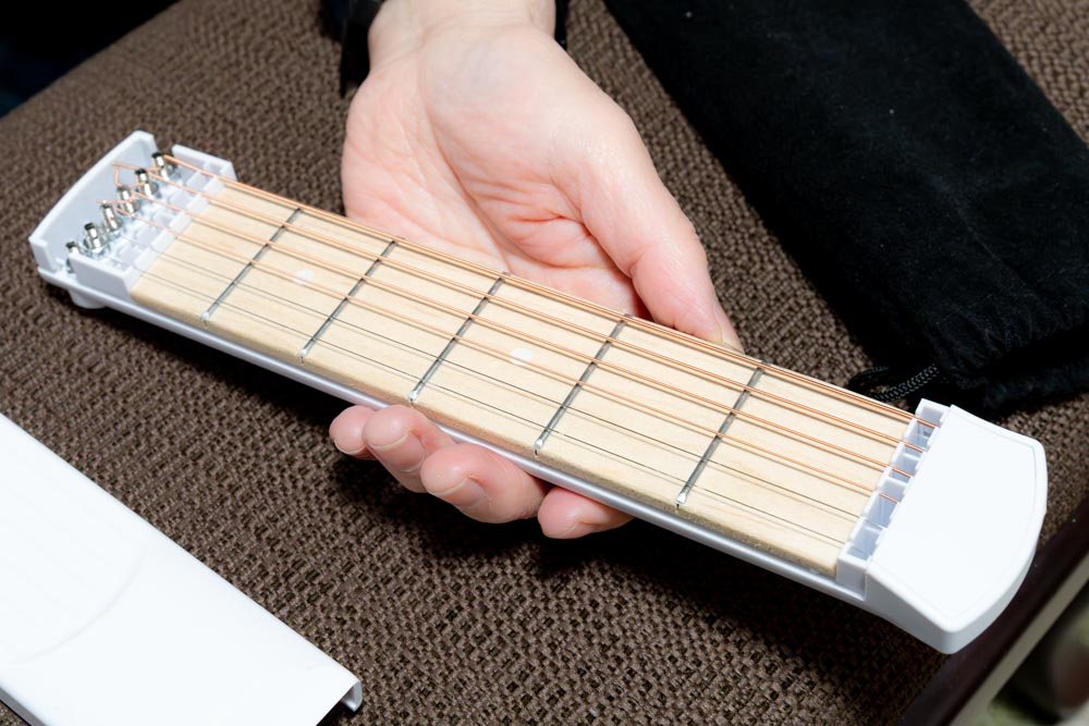 ポケットギターのフタを外す