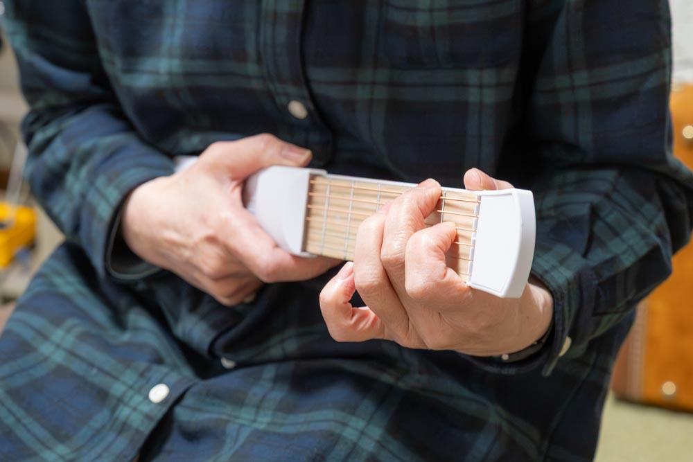 ポケットギターを弾く